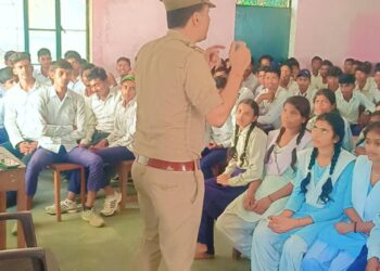 थानाध्याक्ष ने बच्चों को पढ़ाया यातायात नियमों का पाठ।