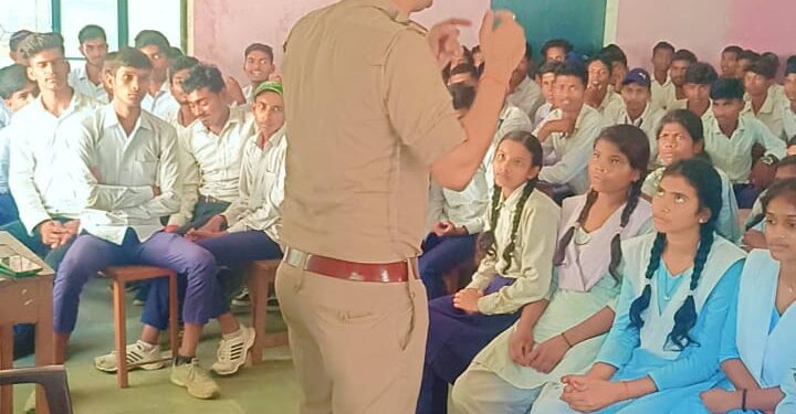 थानाध्याक्ष ने बच्चों को पढ़ाया यातायात नियमों का पाठ।