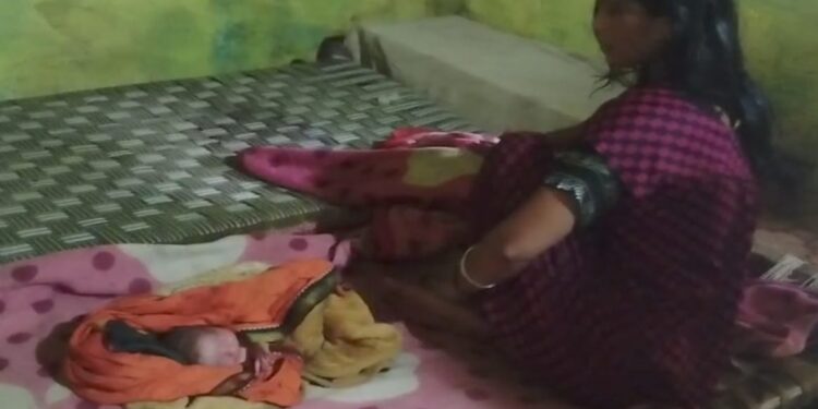 स्वास्थ्य विभाग की बड़ी लापरवाही, महिला ने सड़क पर दिया बच्चे को जन्म ।।