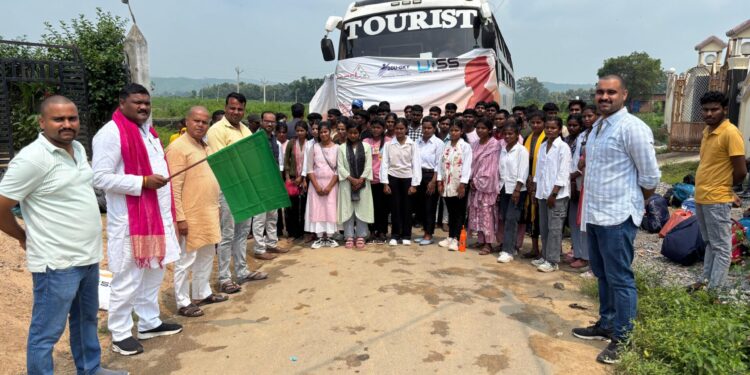 युवाओं को रोजगार दिलाने की अनोखी पहल, दुद्धी से 61 प्रशिक्षित युवा बेंगलुरु रवाना।