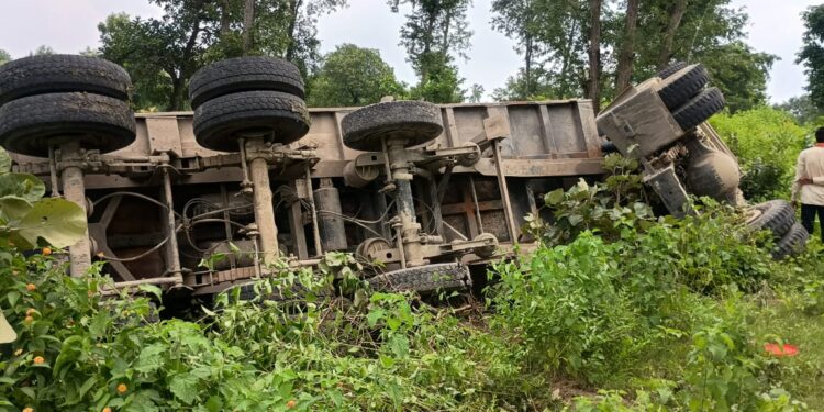 राखड़ लोड हाइवा पलटा बाल बाल बचे चालक और खलासी ।।