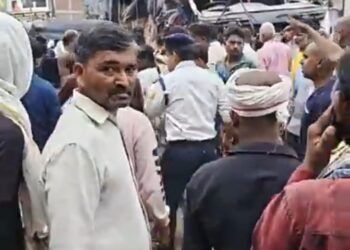 खड़ी ट्रक में ट्रक ने पीछे से मारी टक्टर, एक महिला सहित 3 घायल।