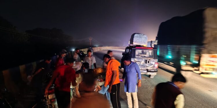 डाला बाड़ी स्थित फ्लाईओवर पर बीती रात सड़क हादसे में बाइक सवार दो व्यक्तियों में एक व्यक्ति घायल हो गया दूसरे की मौके पर ही मौत हो गई ।