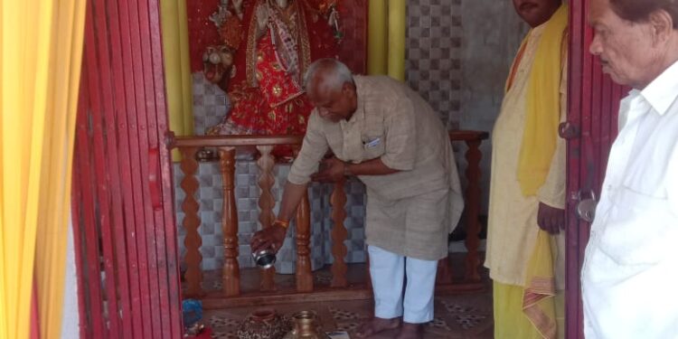कलश स्थापना के साथ नौ दिनों का अनुष्ठान शुरू मंदिरों में उमड़ी भीड़।