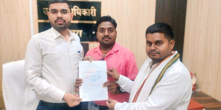राज्यपाल के नाम उपजिलाधिकारी ओबरा को राकेश केशरी ने चरित्र प्रमाण पत्र समस्या को लेकर सौंपा ज्ञापन।