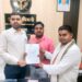 राज्यपाल के नाम उपजिलाधिकारी ओबरा को राकेश केशरी ने चरित्र प्रमाण पत्र समस्या को लेकर सौंपा ज्ञापन।