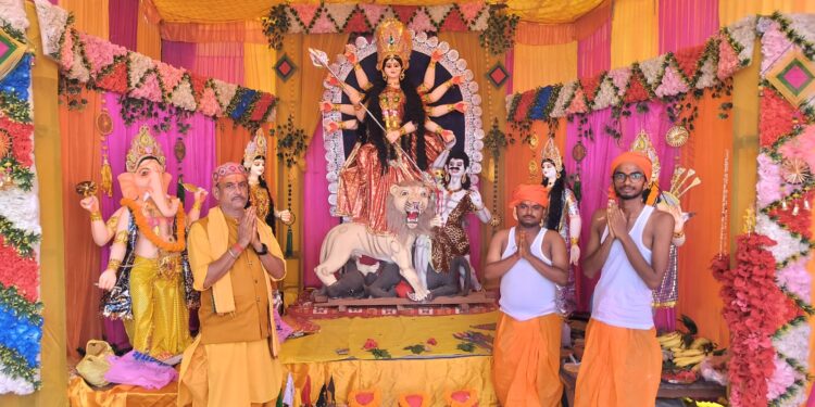 म्योरपुर दुर्गा पंडाल से निकाला गया माता रानी का भब्य कलस यात्रा।