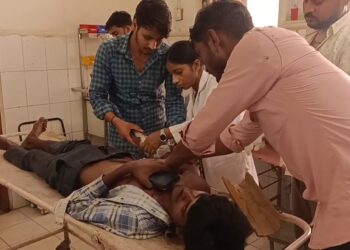 -बेकाबू ट्रक ने सवारियों से भरी ऑटो को मारी जोरदार टक्कर, ऑटो पलटी।