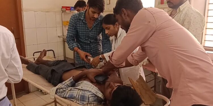 -बेकाबू ट्रक ने सवारियों से भरी ऑटो को मारी जोरदार टक्कर, ऑटो पलटी।
