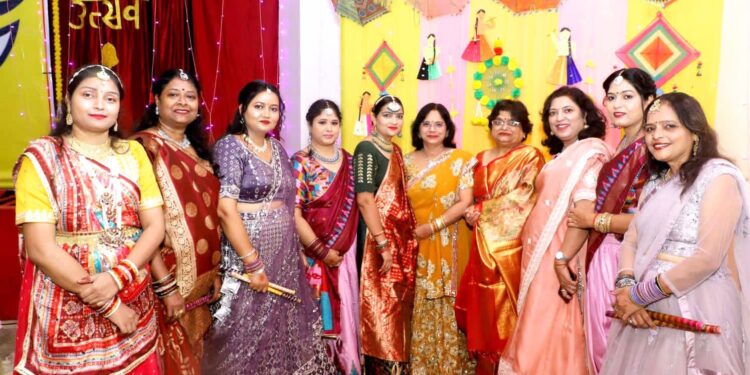 वनिताओं ने किया नवरात्रि सेलीब्रेट, मनाया डांडिया उत्सव।