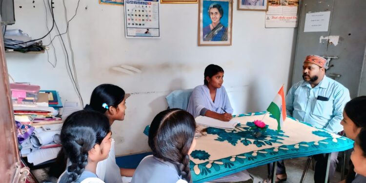 आदर्श इंटर कॉलेज महुली में “एक दिन की प्रधानाचार्या” बनी निधिमणि — आदर्श बना आत्मविश्वास और नेतृत्व का संगम।।