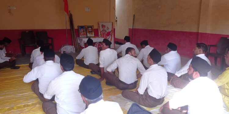 राष्ट्रीय स्वयंसेवक संघ ने पूर्ण गणवेश में अनुशासित तरीके से किया पथ संचलन।।