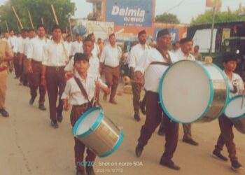 राष्ट्रीय स्वयंसेवक संघ ने पूर्ण गणवेश में किया पथ संचलन।