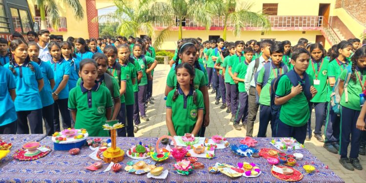 S.S.M.P स्कूल मधुपुर के बच्चो ने रंगोली, दिया प्रतियोगिता में दिखाई अपनी प्रतिभा।