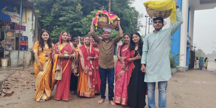 अस्ताचलगामी सूर्य को अर्घ्य देकर व्रती महिलाओं ने किया सुख समृद्धि की कामना ।।