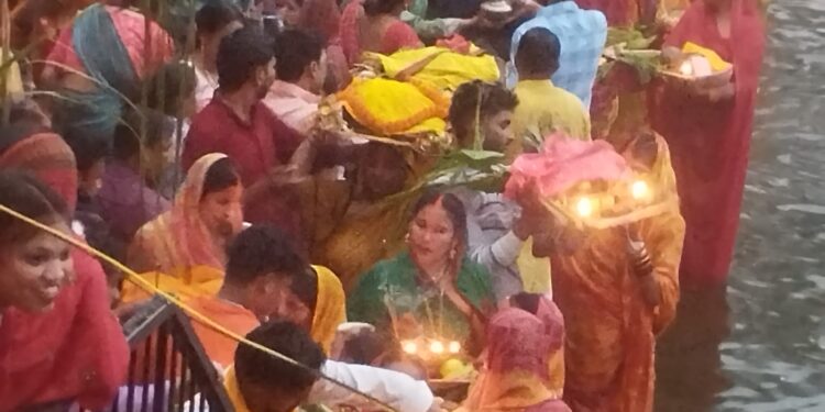 आस्था का महापर्व छठ को लेकर छठ ब्रती श्रद्धालुओं का शिवाजी तालाब पर जन सैलाब उमड़ा।