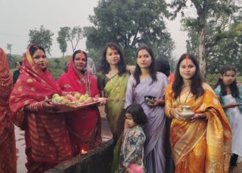 उगते सूर्य को अर्घ्य देने के साथ संपन्न हुआ चार दिनों के आस्था का महापर्व छठ।