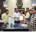 ओबरा गजराज नगर चौराहे पर लग रहे स्मृति को बीजेपी ने हटाने के लिए ज्ञापन सौंपा।