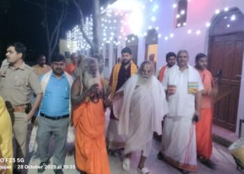 अग्निमंथन से निकली ज्वाला,हवन कुंड में 251 जड़ी बूटियों से निर्मित हवन सामग्री से दी गई आहुति।।