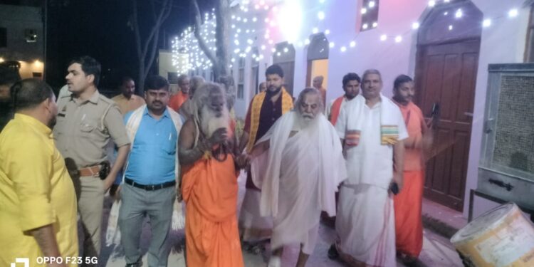 अग्निमंथन से निकली ज्वाला,हवन कुंड में 251 जड़ी बूटियों से निर्मित हवन सामग्री से दी गई आहुति।।