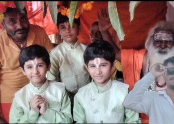 251 जड़ी बूटियों से निर्मित हवन सामग्री से दी गई आहुति. पंचकुंडीय विराट रुद्र महायज्ञ के चौथे दिन यज्ञ मंडप की परिक्रमा को उमड़ी भीड़।