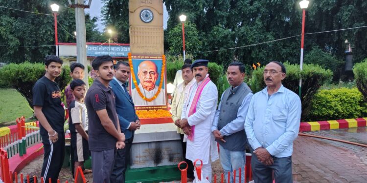 लौह पुरुष सरदार पटेल की जयंती पर 51 दीप प्रज्वलित कर दी श्रद्धांजलि, वृक्षारोपण का लिया संकल्प।।