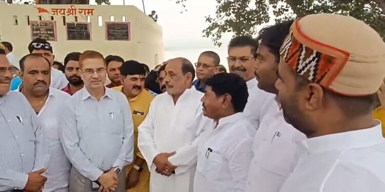 चोपन छठ घाट का समाज कल्याण मंत्री एव जिलाधिकारी ने किया निरीक्षण।