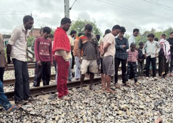 । रेलवे पटरी के किनारे मिला अज्ञात व्यक्ति का शव
