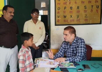 जनपद में इंग्लिश मीडियम स्कूलों में चल रही पढ़ाई के दावों की हकीकत डीएम के निरीक्षण में खुलकर सामने आ गई।