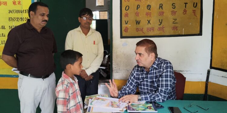 जनपद में इंग्लिश मीडियम स्कूलों में चल रही पढ़ाई के दावों की हकीकत डीएम के निरीक्षण में खुलकर सामने आ गई।