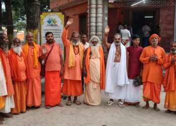 पंचकुंडीय विराट रुद्र महायज्ञ में जड़ी बूटियों से निर्मित हवन सामग्री से दी जा रही आहुति।।