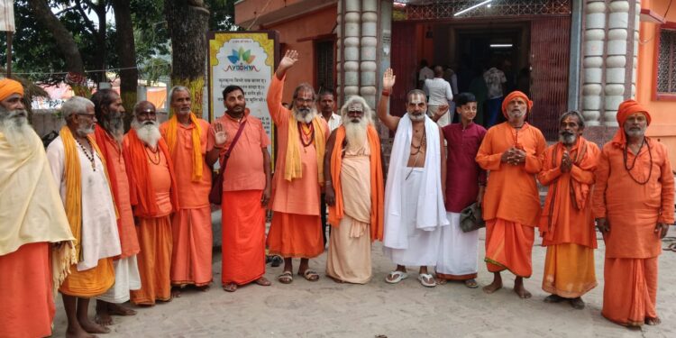 पंचकुंडीय विराट रुद्र महायज्ञ में जड़ी बूटियों से निर्मित हवन सामग्री से दी जा रही आहुति।।