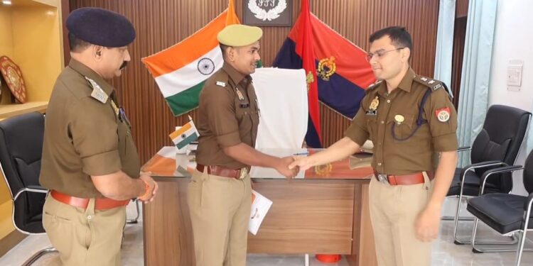 साइबर अपराध नियंत्रण में उत्कृष्ट कार्य के लिए आरक्षी सुनील रावत सम्मानित।।
