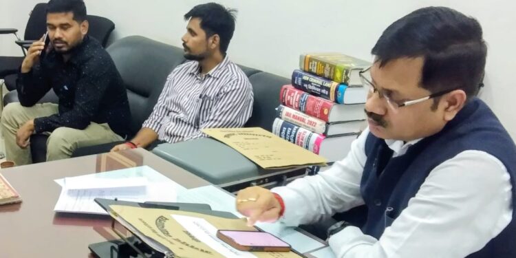 प्राधिकरण सचिव ने लोक अदालत की तैयारी हेतु अधिकारियों संग की मीटिंग *-जनपद सोनभद्र न्यायालय प्रांगण तथा तहसील ओबरा, दुद्धी एवं ग्रामीण न्यायालय घोरावल में 13 दिसम्बर को आयोजित होगा राष्ट्रीय लोक अदालत।