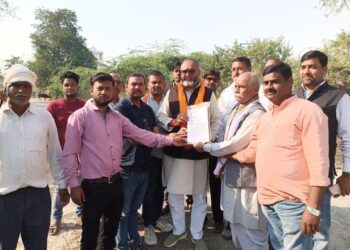 डाला ओबरा सम्पर्क मार्ग बनाने को लेकर रहवासियों ने सदर विधायक को दिया ज्ञापन।