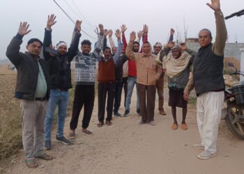 खजूरी गांव में गड्ढो में तब्दील जर्जर सड़क को लेकर ग्रामीणों ने किया विरोध प्रदर्शन।