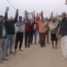 खजूरी गांव में गड्ढो में तब्दील जर्जर सड़क को लेकर ग्रामीणों ने किया विरोध प्रदर्शन।