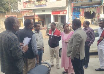 तहसीलदार ने बीजपुर क्षेत्र में चल रहे एसआईआर कार्य का किया निरीक्षण।