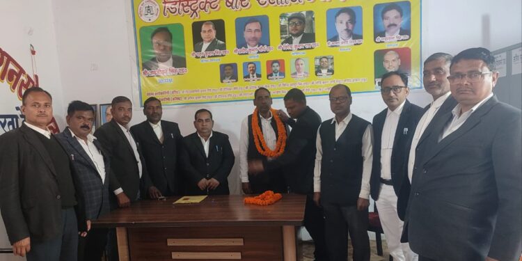 बार काउंसिल ऑफ उत्तर प्रदेश प्रयागराज के प्रत्याशी अधिवक्ता विजय प्रताप यादव का सोनभद्र में प्रथम वरीयता का मत मांगा।