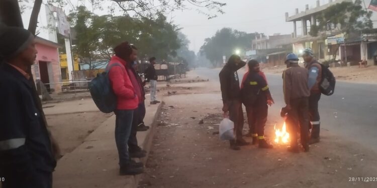 महुली बस स्टैंड पर ठंड का प्रकोप: अलाव की व्यवस्था न होने से यात्रियों की बढ़ी परेशानी, ग्रामीणों ने उठाई आवाज।