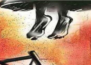 संदिग्ध परिस्थितियों में दुपट्टे के सहारे लटकी हुई लाश सनसनी।
