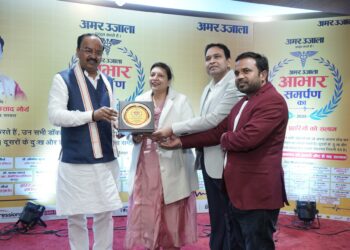 डिप्टी सीएम ने डॉ अनुपमा व पवित मौर्या को किया सम्मानित।।