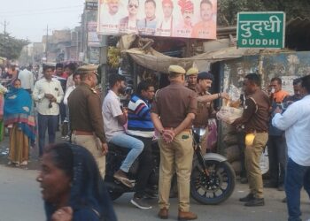दुद्धी में सड़क सुरक्षा सप्ताह: नियम तोड़ने वालों को गुलाब और माला पहनाकर समझाया, सीओ राजेश राय की अनोखी पहल।