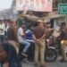 दुद्धी में सड़क सुरक्षा सप्ताह: नियम तोड़ने वालों को गुलाब और माला पहनाकर समझाया, सीओ राजेश राय की अनोखी पहल।