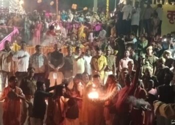 सोनेश्वर घाट पर सजी देव दीपावली, 11 हजार दीपों से नहाया सोन तट ।