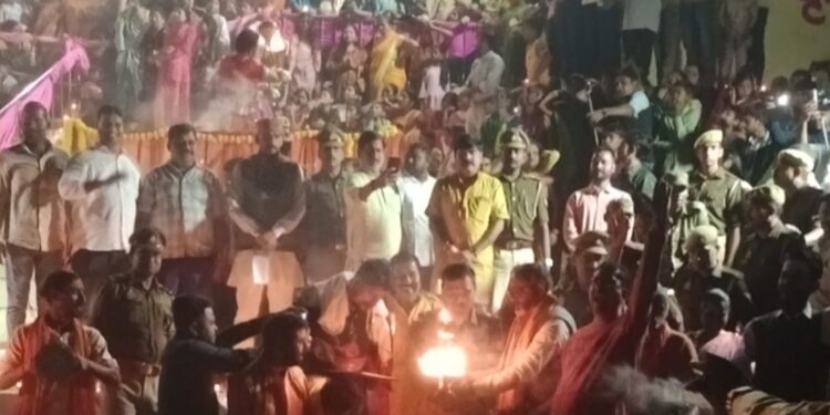 सोनेश्वर घाट पर सजी देव दीपावली, 11 हजार दीपों से नहाया सोन तट ।