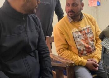 दुद्धी में विजिलेंस का जोरदार छापा: बिजली बिल सुधार के नाम पर 30 हजार की रिश्वत लेते दो कर्मचारी रंगे हाथ गिरफ्तार।