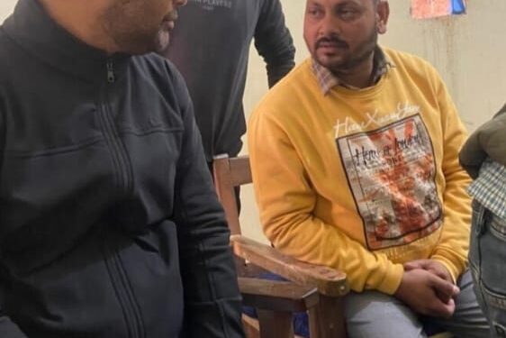दुद्धी में विजिलेंस का जोरदार छापा: बिजली बिल सुधार के नाम पर 30 हजार की रिश्वत लेते दो कर्मचारी रंगे हाथ गिरफ्तार।