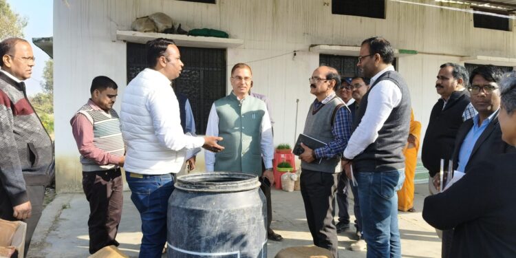 कृषि विज्ञान केन्द्र मगुराही का जिलाधिकारी ने किया औचक निरीक्षण।।