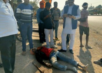 तेज रफ्तार हाइवा ट्रक के चपेट में आने से अधेड़ ब्यक्ति घायल।